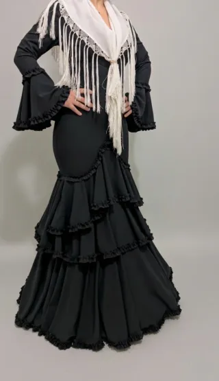 Traje de Flamenca Negro con Volantes
