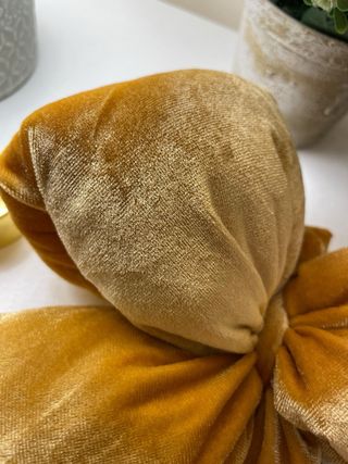 Lazo y vela decorativos dorados