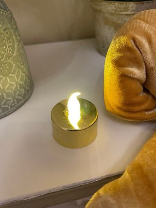 Lazo y vela decorativos dorados