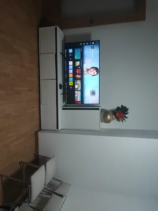 Mueble de salón blanco y madera