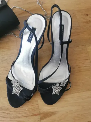 Sandalias negras con estrellas brillantes y bolso