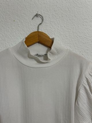 Camiseta RIB de volantes de Zara Talla L
