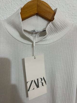 Camiseta RIB de volantes de Zara Talla L