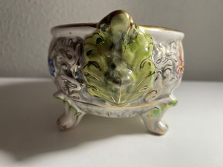 Cuenco de porcelana con patas