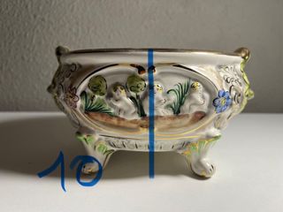 Cuenco de porcelana con patas