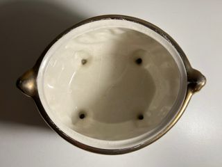 Cuenco de porcelana con patas
