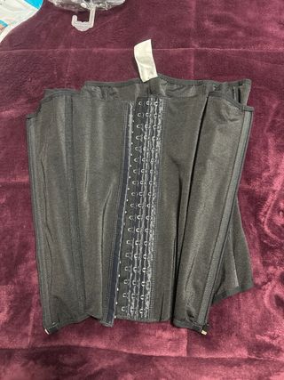 Faja moldeadora negra con varillas