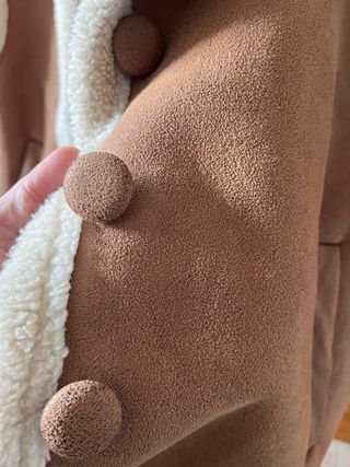 Chaleco efecto piel sintética marrón