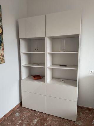 Armario blanco amplio y moderno
