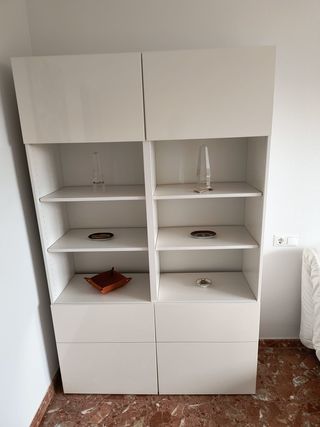 Armario blanco amplio y moderno