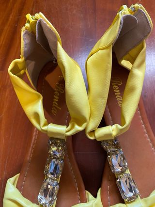 Sandali gialli con fiocchi e strass