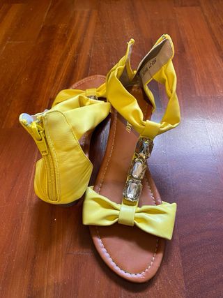 Sandali gialli con fiocchi e strass