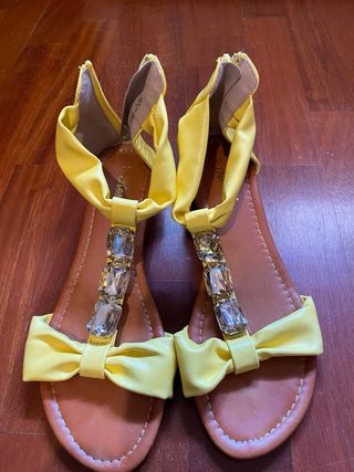 Sandali gialli con fiocchi e strass
