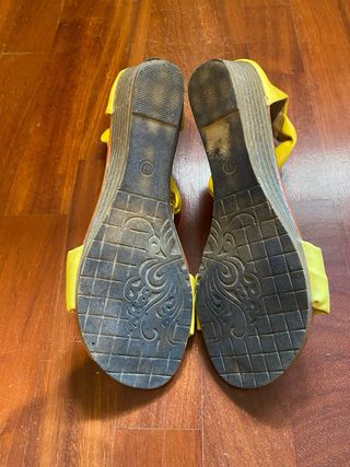 Sandali gialli con fiocchi e strass