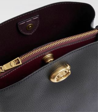 Bolso Coach Negro Piel con Llavero Rojo