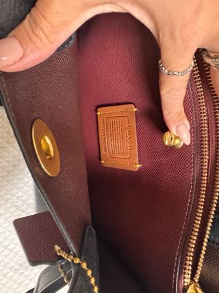 Bolso Coach Negro Piel con Llavero Rojo