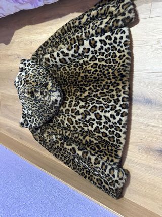 Cazadora corta capucha animal print