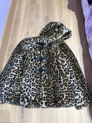 Cazadora corta capucha animal print