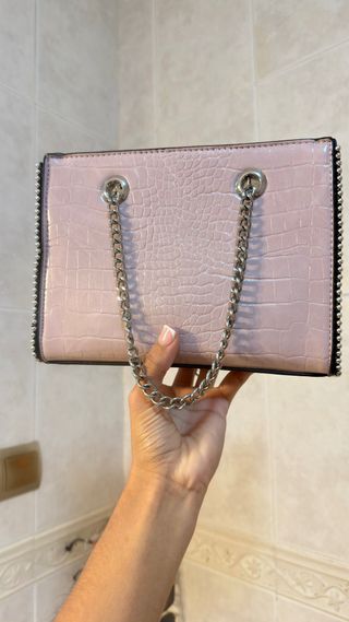 Bolso rosa elegante con cadena