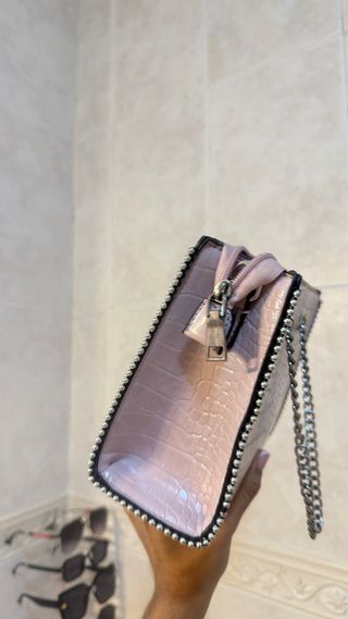 Bolso rosa elegante con cadena