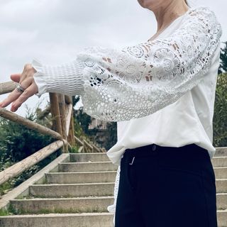 Camisa blanca con mangas de encaje