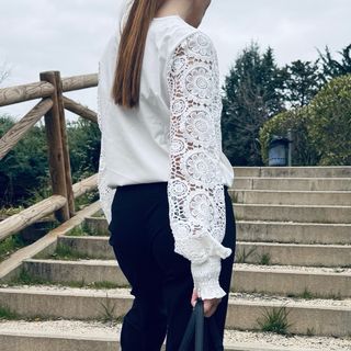Camisa blanca con mangas de encaje