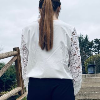 Camisa blanca con mangas de encaje