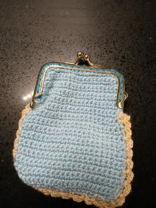 Monedero tejido a mano azul y beige