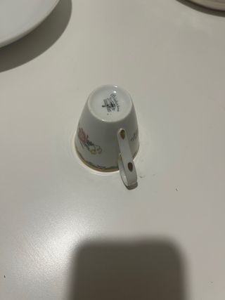 Juego de café de porcelana con detalles dorados