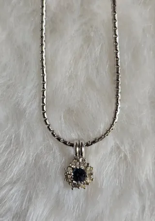 Conjunto collar y pendientes de rodio.