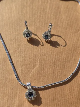 Conjunto collar y pendientes de rodio.