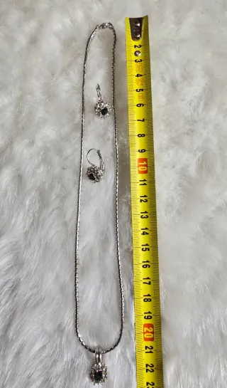 Conjunto collar y pendientes de rodio.