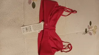 Sujetador fucsia con aros y etiqueta fucsia