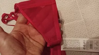 Sujetador fucsia con aros y etiqueta fucsia