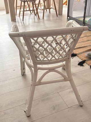 Silla de mimbre blanca