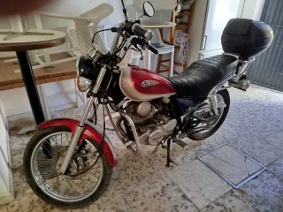 Yamaha 250cc Cruiser Roja y Plateada