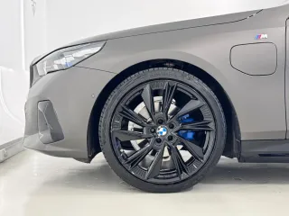 Llanta OEM aerodynamic style 954M con neumáticos