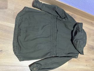 Chaqueta verde militar tres cuartos con capucha