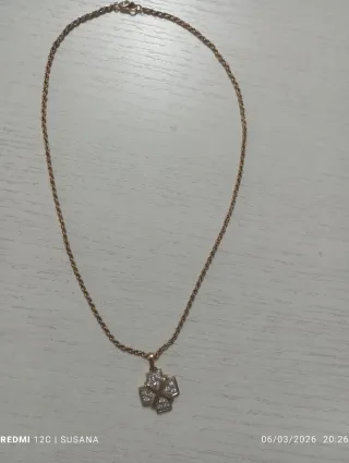 Colgante con diseño de cruz y circonitas