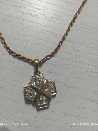 Colgante con diseño de cruz y circonitas