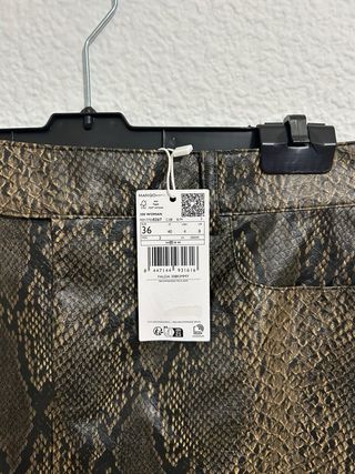Minifalda efecto piel serpiente Mango Talla S
