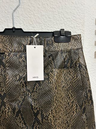 Minifalda efecto piel serpiente Mango Talla S