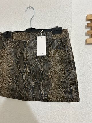 Minifalda efecto piel serpiente Mango Talla S