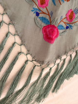 Mantoncillo seda bordado flores