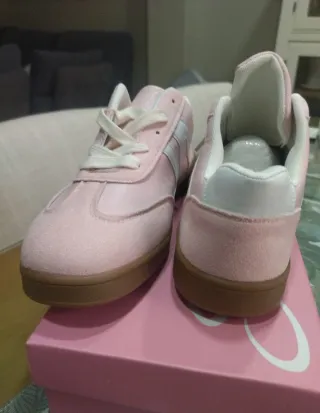 Zapatillas deportivas rosas y blancas