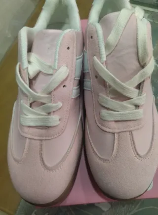 Zapatillas deportivas rosas y blancas