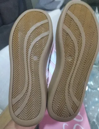 Zapatillas deportivas rosas y blancas