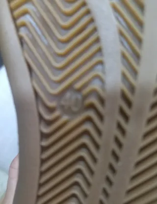 Zapatillas deportivas rosas y blancas