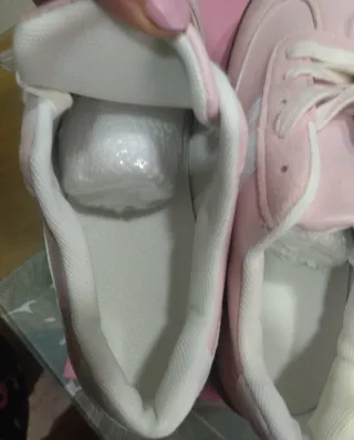 Zapatillas deportivas rosas y blancas