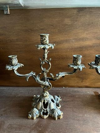 Coppia di Antichi Candelabri in Metallo